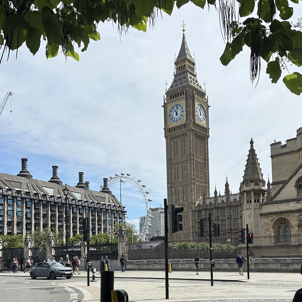 Big Ben i London Eye widziane z Parliament Square