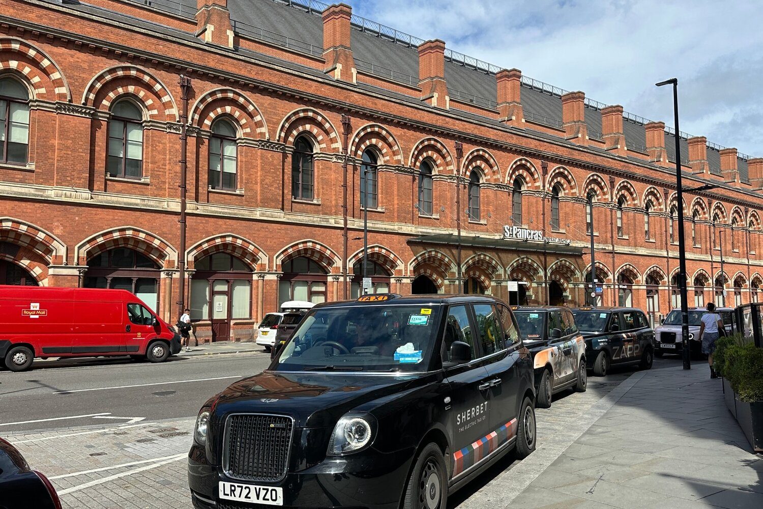 Dworzec St Pancras w Londynie i czarne taksówki