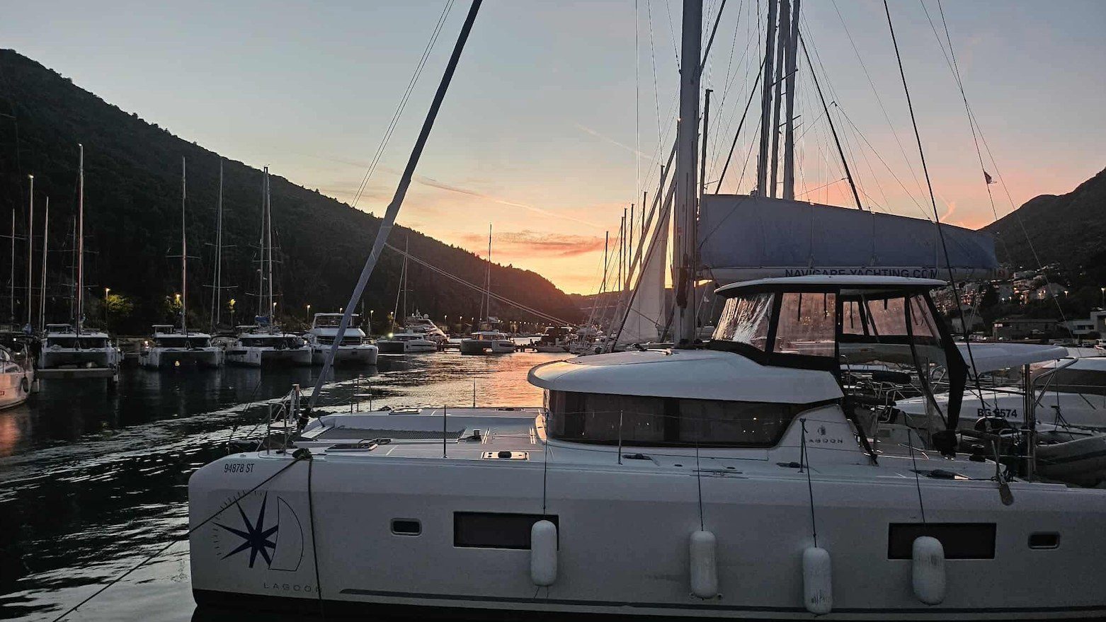 Katamaran w marinie w Dubrowniku o zachodzie słońca