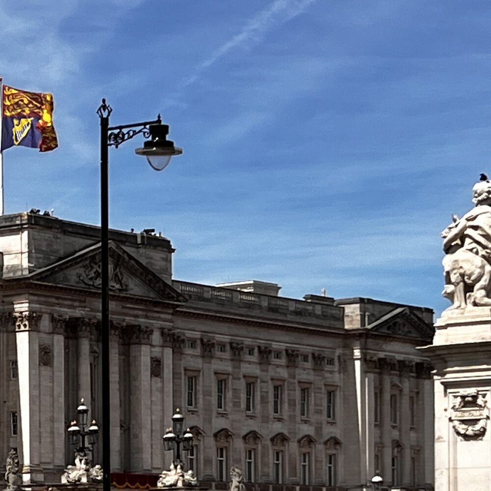 Pałac Buckingham z flagą królewską