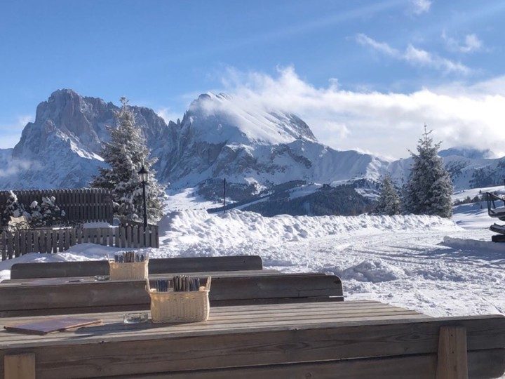 Taras z widokiem na ośnieżone Dolomity, Alpe di Siusi