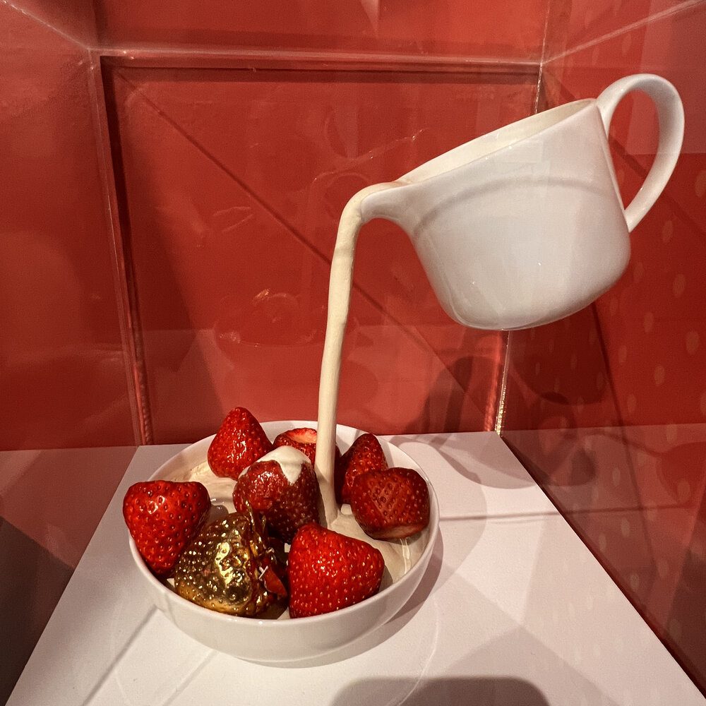 Truskawki ze śmietanką – instalacja w Muzeum Wimbledonu
