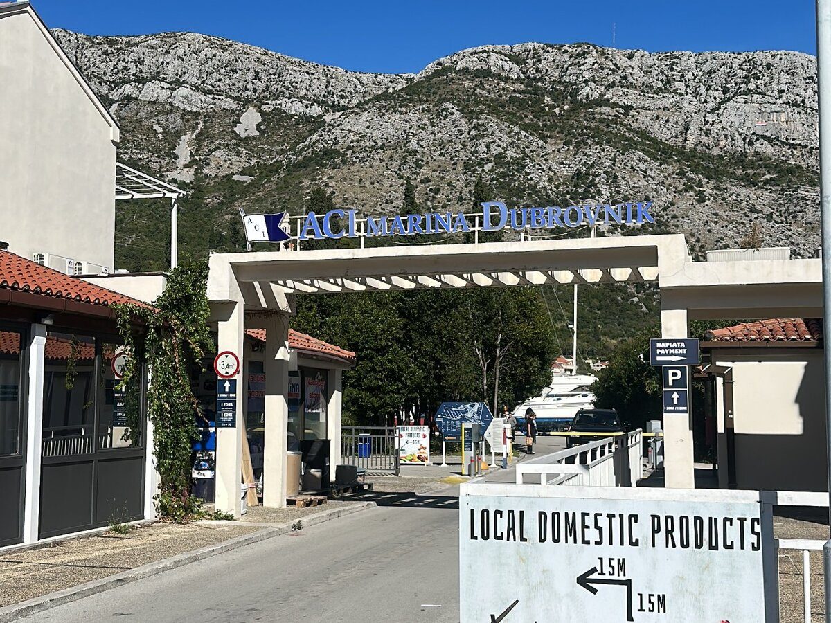 Wjazd do ACI marina Dubrovnik, w tle góry
